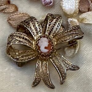 Vintage Marked 800 spun silver bow brooch w/carved cameo center-1 1/4” x 1 1/4”